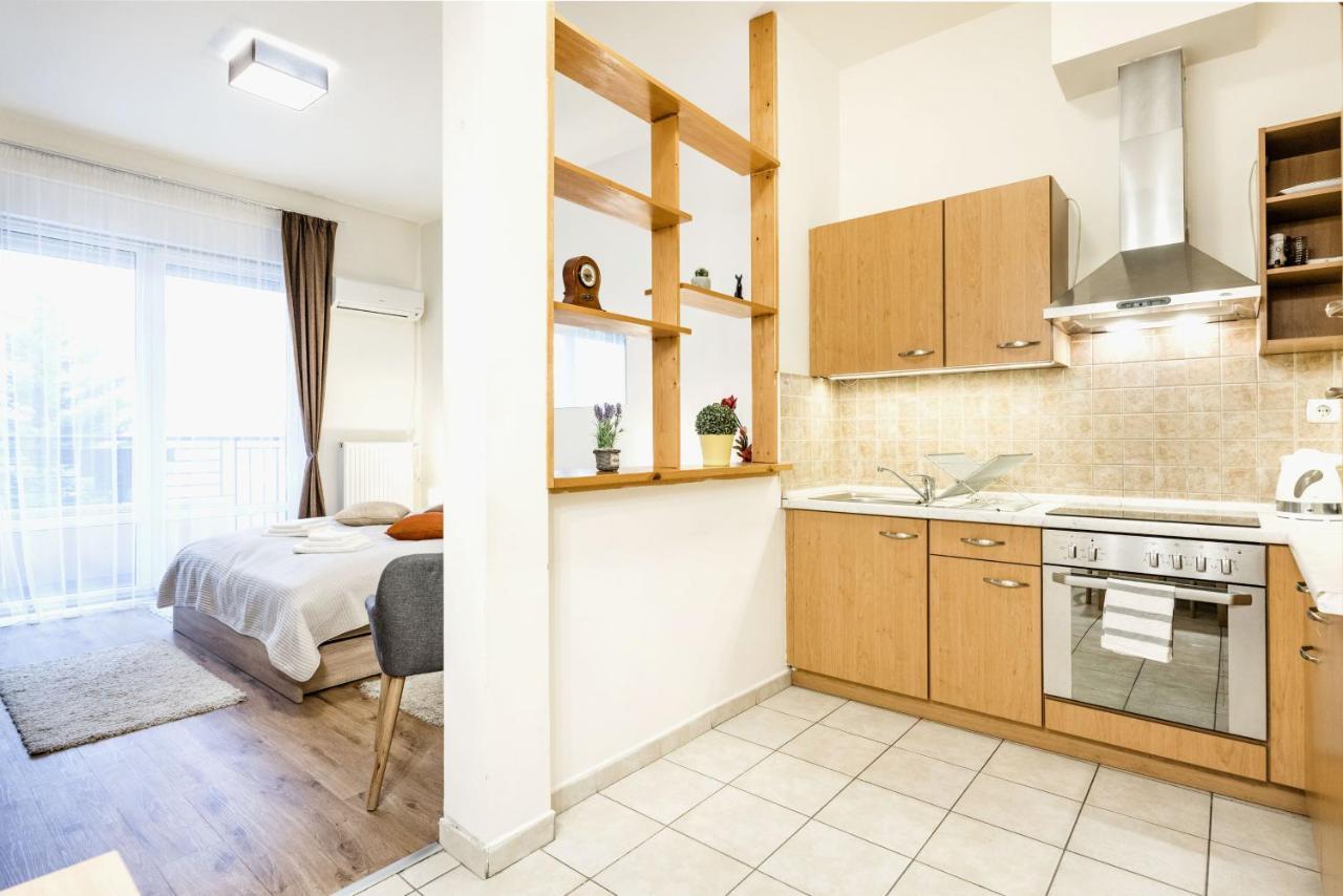 Downtown Charm With Balcony And Garden View Apartment Budapest Exterior photo