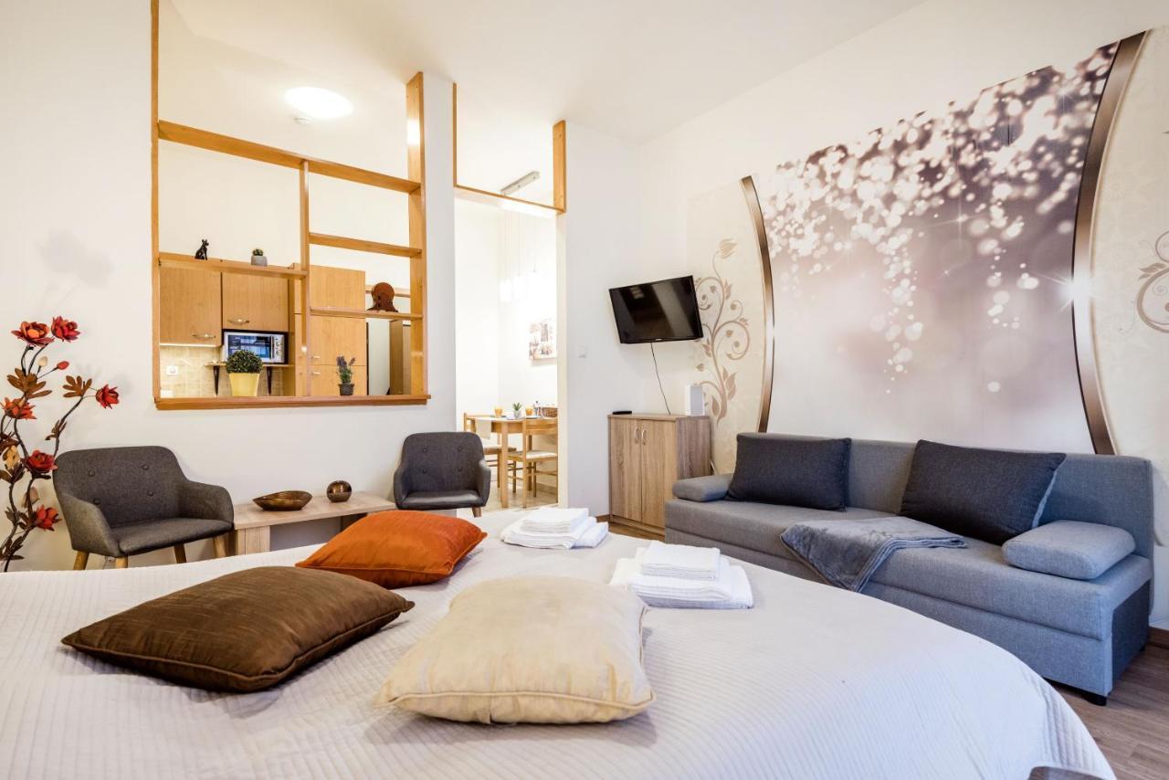 Downtown Charm With Balcony And Garden View Apartment Budapest Exterior photo