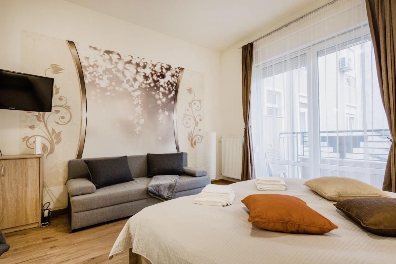 Downtown Charm With Balcony And Garden View Apartment Budapest Exterior photo